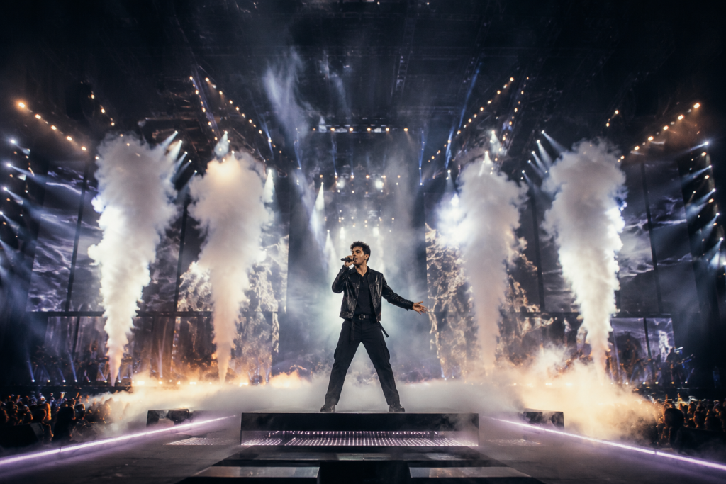 Escenario de un concierto utilizando hielo seco para crear una nube espectacular.